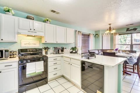 11 Mi to River of Lights Family Home with Yard House in Rio Rancho