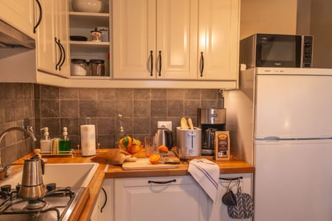 Coffee/tea facilities, Kitchen or kitchenette, dishwasher, oven, stove, toaster