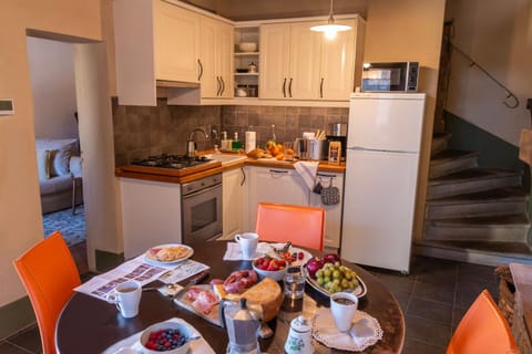 Coffee/tea facilities, Dining area, dishwasher, oven, stove, toaster