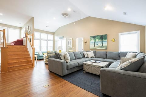 Less than 5min Walk to Beach with Pool Fire Pit House in Corolla