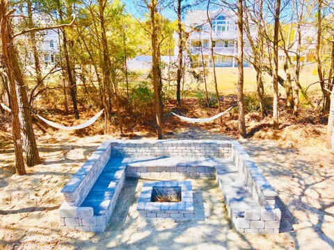 Less than 5min Walk to Beach with Pool Fire Pit House in Corolla
