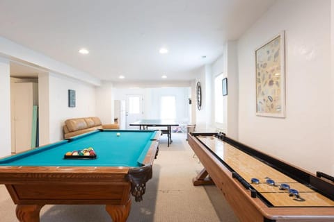 Less than 5min Walk to Beach with Pool Fire Pit House in Corolla