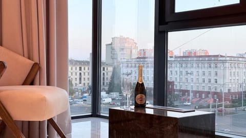 Bedroom, City view