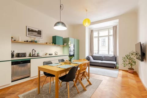 TV and multimedia, Coffee/tea facilities, Kitchen or kitchenette, Living room, Dining area, dishwasher, oven, toaster, washing machine, dryer