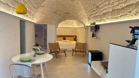 Bed, TV and multimedia, Kitchen or kitchenette, Living room, Photo of the whole room, Seating area, Dining area, Bedroom, minibar