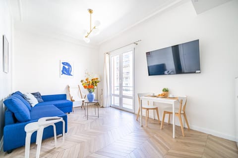 Communal lounge/ TV room, TV and multimedia, Living room, Seating area, Dining area