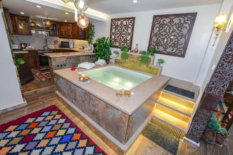 Hot Tub, Hot Tub, Coffee/tea facilities, internet, internet, microwave, oven, stove, stove, towels, towels, kitchen, kitchen