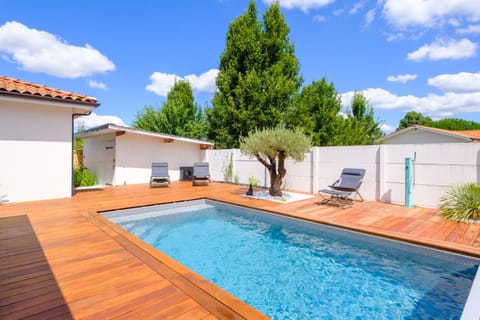 Patio, Day, Pool view, Swimming pool, sunbed