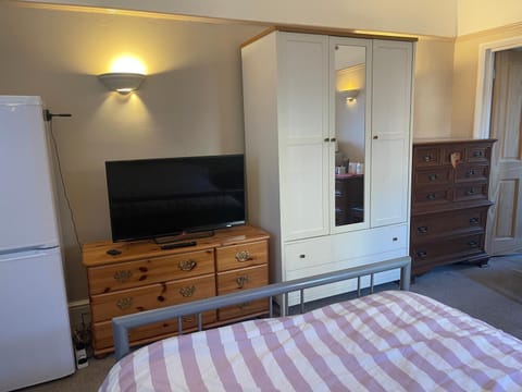 Bed, TV and multimedia, Photo of the whole room, Bedroom, wardrobe