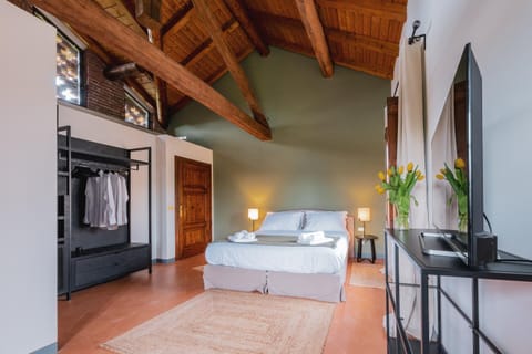 Bed, TV and multimedia, Photo of the whole room, Bedroom