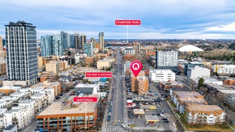 Property building, Day, Neighbourhood, Natural landscape, Bird's eye view, City view, Street view, Location, Parking