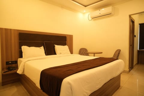 Bed, Photo of the whole room, Bedroom, air conditioner