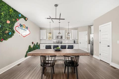 NashVegas Theme Large Home House in East Nashville