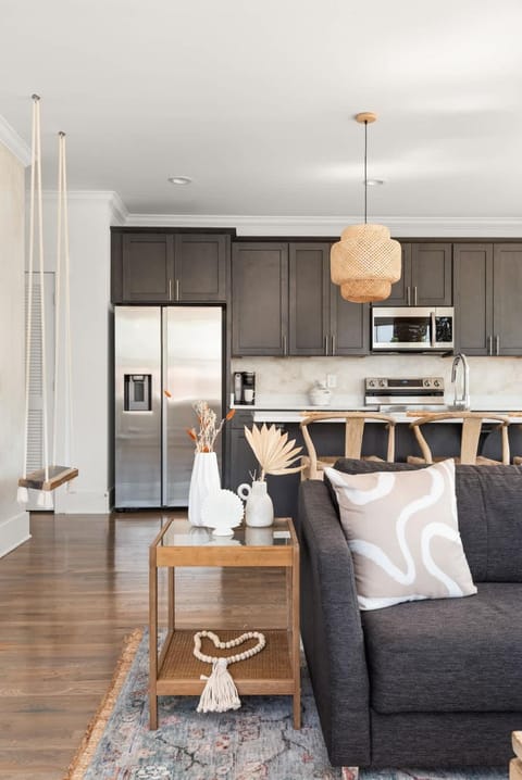 Secret Room Large Home 4BD Slp 16p 10min Broad House in East Nashville