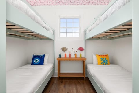 Secret Room Large Home 4BD Slp 16p 10min Broad House in East Nashville