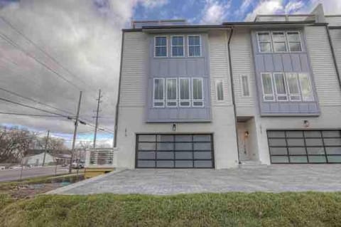 Secret Room Large Home 4BD Slp 16p 10min Broad House in East Nashville
