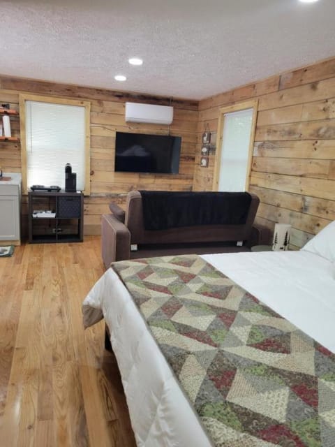 TV and multimedia, Photo of the whole room, Seating area, Bedroom