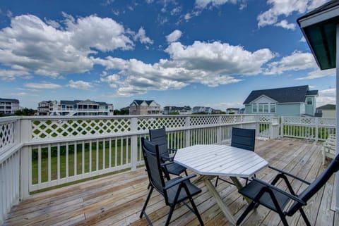 Third Row Whalehead Home with Pool and Spa Sleeps 22 House in Corolla