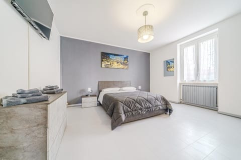 Bed, TV and multimedia, Photo of the whole room, Bedroom, towels