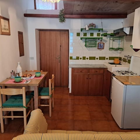 Kitchen or kitchenette, Dining area, stove