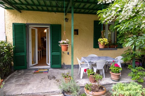 Property building, Patio, Spring, Day, Garden, Balcony/Terrace, Garden view