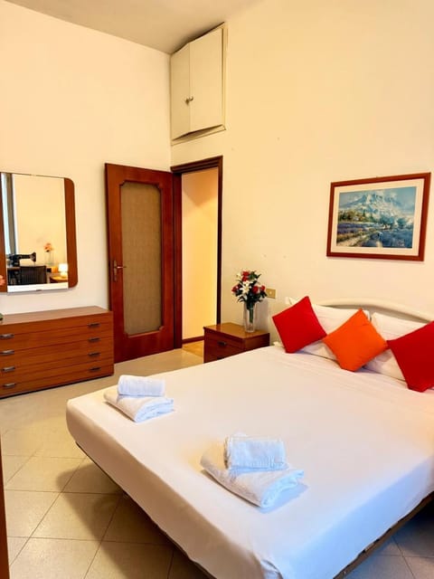 Classic Milan house 15 minutes from Duomo Apartment in Milan