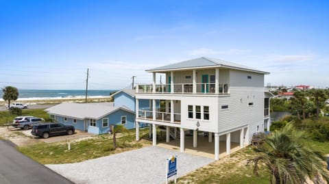 Property building, Natural landscape, Balcony/Terrace, Beach, Parking
