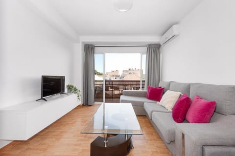 Communal lounge/ TV room, TV and multimedia, View (from property/room), Balcony/Terrace, Living room, Seating area, Evening entertainment