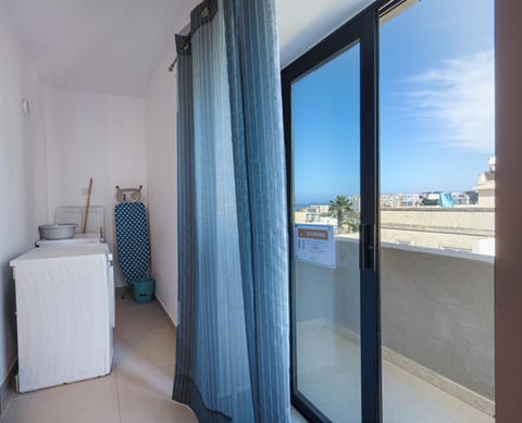 Spacious & Central 3BD Apartment with Front Balcony - Close to Sliema, St Julians, Valletta Apartment in Saint Julians