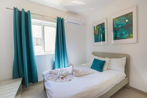 Spacious & Central 3BD Apartment with Front Balcony - Close to Sliema, St Julians, Valletta Apartment in Saint Julians