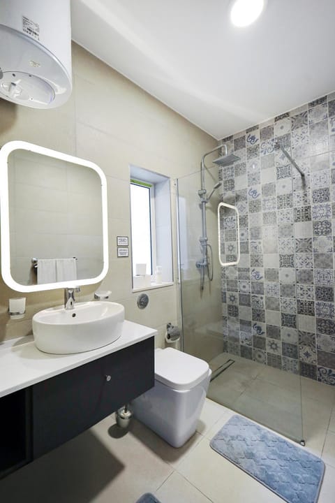 Spacious & Central 3BD Apartment with Front Balcony - Close to Sliema, St Julians, Valletta Apartment in Saint Julians