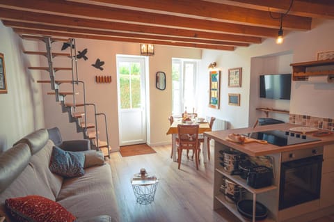 Kitchen or kitchenette, Living room, Seating area, Dining area