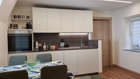 Kitchen or kitchenette, Dining area, oven, stove