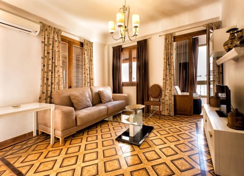 Photo of the whole room, Decorative detail