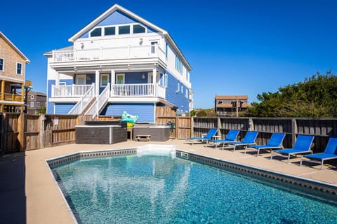 Gorgeous Semi-Oceanfront Home in Whalehead House in Corolla