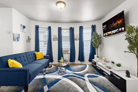 TV and multimedia, Living room, Seating area, Evening entertainment
