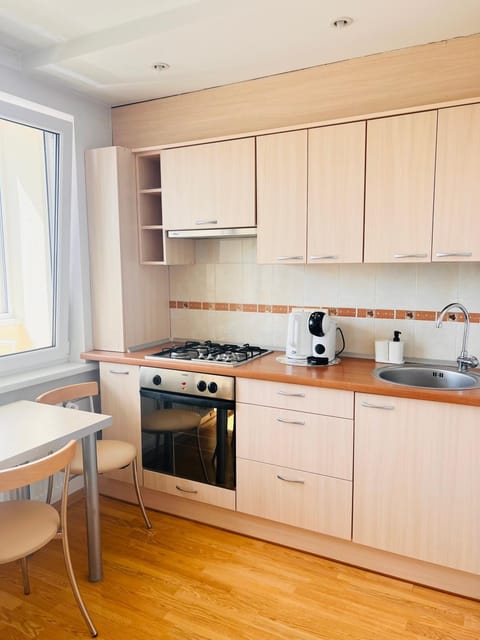 Coffee/tea facilities, Kitchen or kitchenette, stove