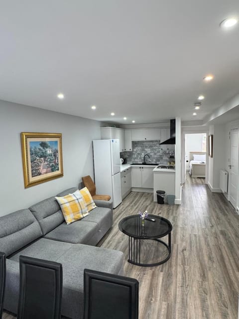 Modern Apartment Near Birmingham Apartment in Oldbury