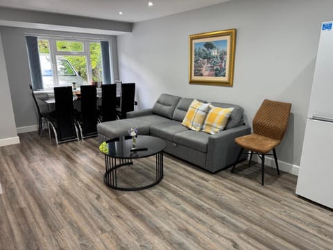 Modern Apartment Near Birmingham Apartment in Oldbury