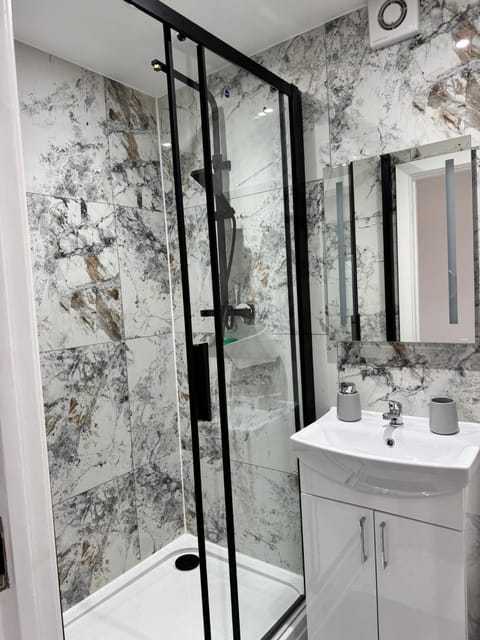 Modern Apartment Near Birmingham Apartment in Oldbury