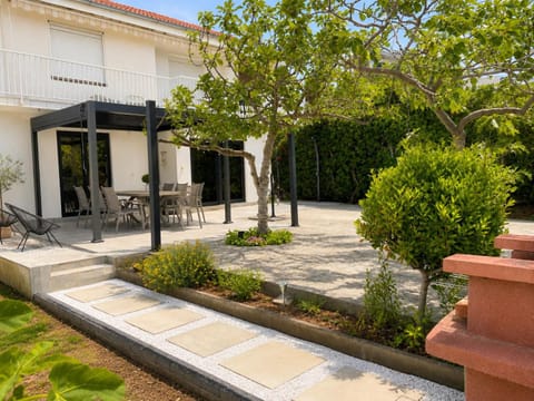 Property building, Patio, Day, Garden, Garden view