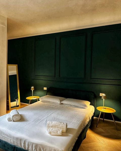 Bed, Living room, Photo of the whole room, Seating area, Bedroom, towels