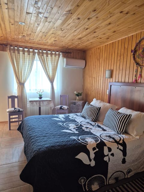 Bed, Photo of the whole room, Seating area, Bedroom