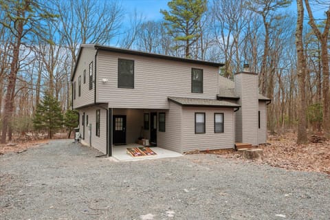 Renovated 6 bed Hot Tub Sauna Firepit & Beach House in Hickory Run State Park