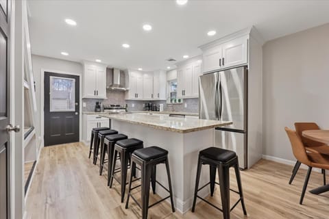 Renovated 6 bed Hot Tub Sauna Firepit & Beach House in Hickory Run State Park