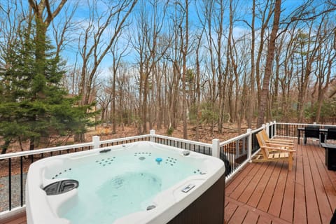 Renovated 6 bed Hot Tub Sauna Firepit & Beach House in Hickory Run State Park