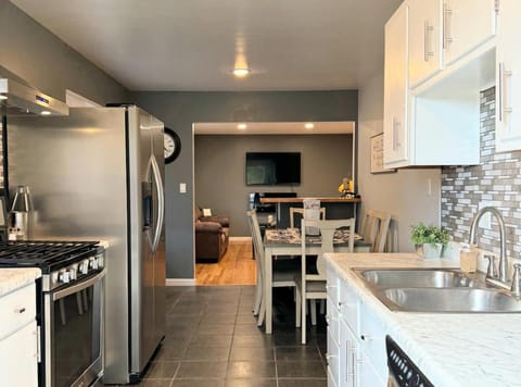 TV and multimedia, Dining area, dishwasher, oven, pet friendly, stove