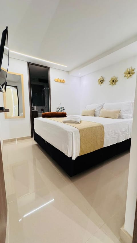 Bed, TV and multimedia, Bedroom