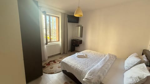 Bed, TV and multimedia, Photo of the whole room, Bedroom, towels, wardrobe