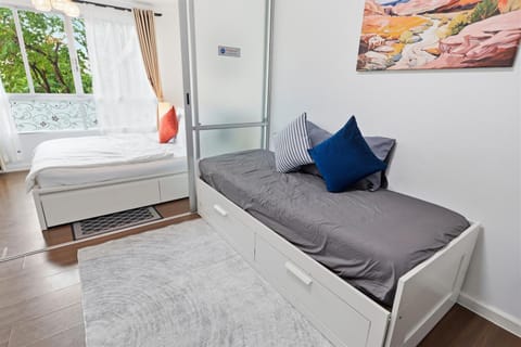 Bed, Living room, Photo of the whole room, Seating area